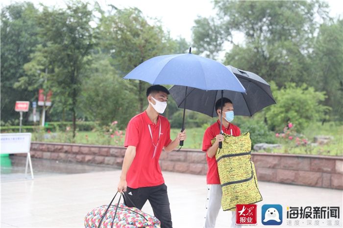 红伞|齐鲁理工学院雨中迎新生“红伞”见温情