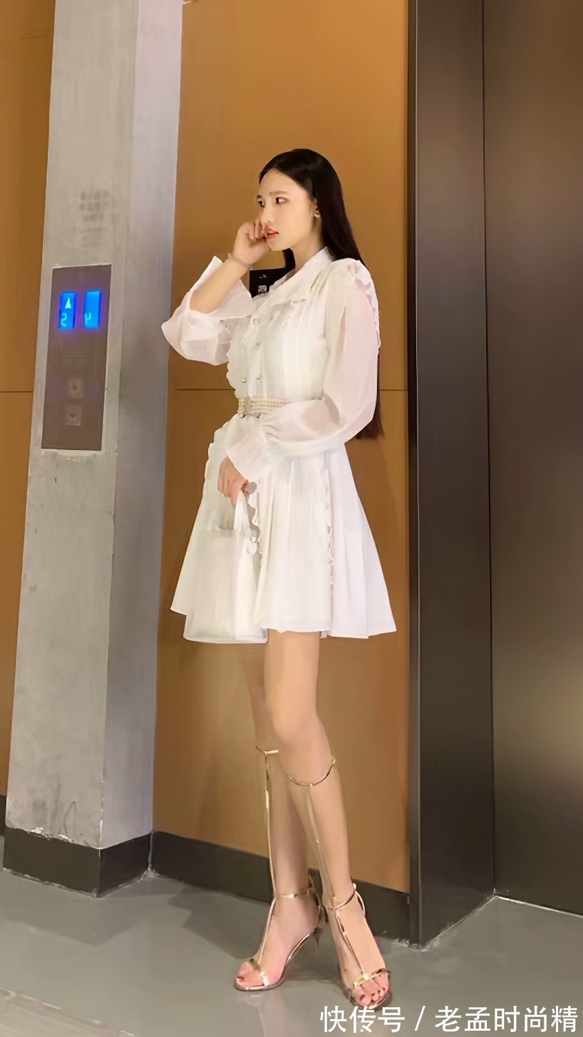 性感 时尚街拍:美女白色高腰连衣裙秀性感身材,尽显迷人魅力女人味