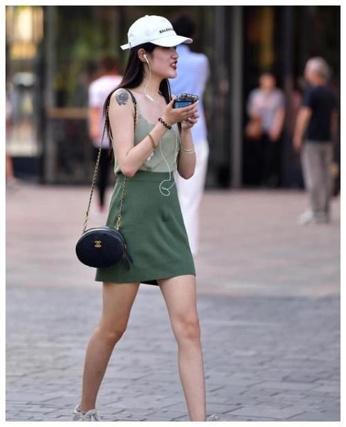 淑丽|黑色短袖上衣搭配牛仔短裙，温婉柔顺，淑丽姣好
