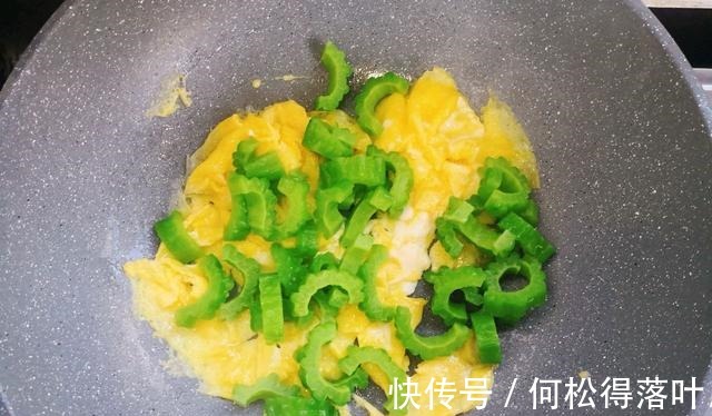 炒制|苦瓜跟鸡蛋一起炒，不苦还下饭，营养又美味！