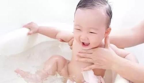 家里“独苗”降生后,爷爷与姥爷凝视半个小时,网友这是照片吧