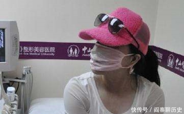 鲁豫有约|“粉红宝宝”:为了美13年整形200多次,如今只能坐在轮椅上