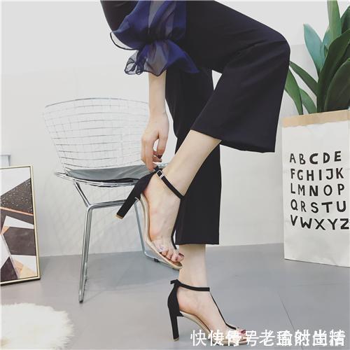 线条 女人的鞋柜里不能少的透明高跟鞋,拉长双腿线条,展现纤细玉足