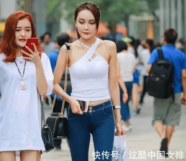 紧身牛仔裤|紧身牛仔裤穿在身上，精致又大方，整个人看起来也显得气质十足