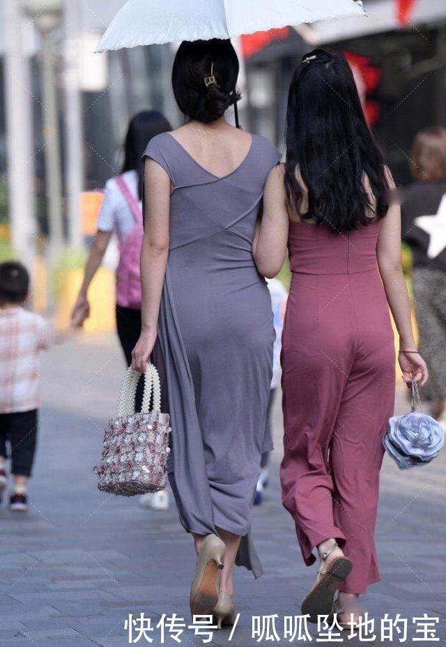 深色|深色连衣裙搭配金色高跟鞋,优雅大方,自信迷人