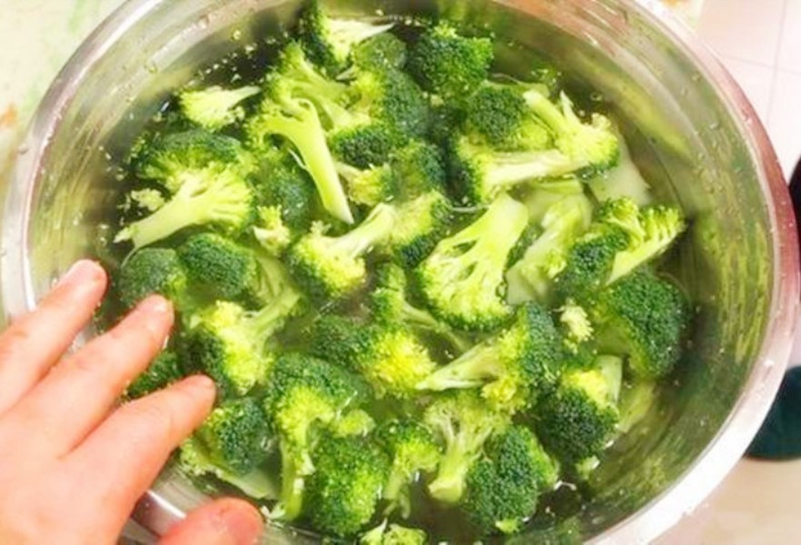 西兰花|炒西兰花,有人焯水、有人直接炒,都不对!教你正确做法,太香了