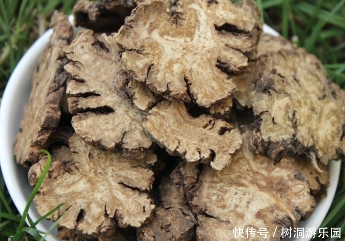 泡水|女性40岁后,用3味药泡水喝,排湿气防失眠,对身体好处多