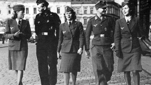 纳粹|二战时期德国女兵的风采，图6是纳粹的标志性动作