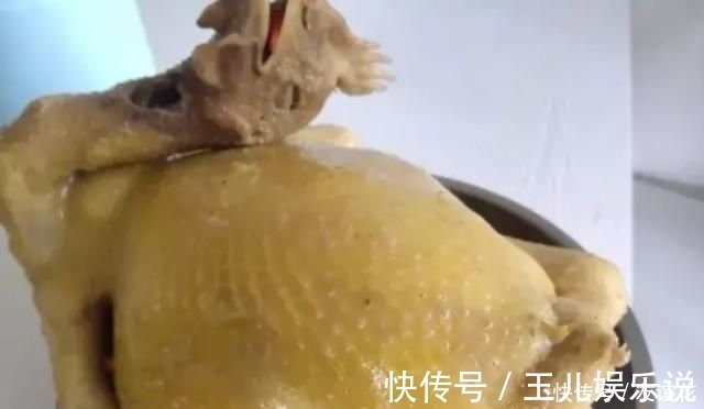 做白切鸡时别直接下锅煮,大厨教你一招,鸡肉又鲜又嫩还美味
