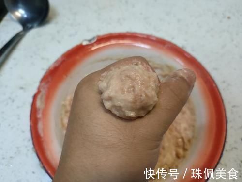 丸子|炸丸子想要外酥里嫩,有人加淀粉、有人加面粉,教你正确做法