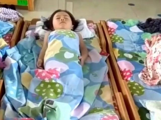 午睡|女儿在幼儿园午睡,老师发给宝妈孩子的样子,妈妈看到就笑了