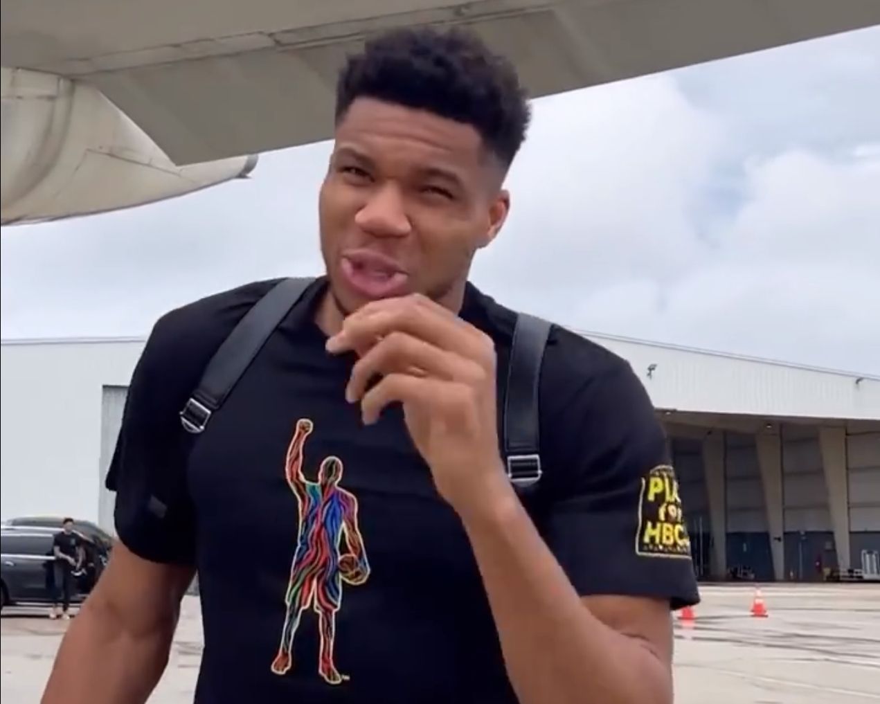 亿万富翁|酸了!字母哥晒塔克穿镶钻球鞋登机,自己只穿一双人字拖太寒酸