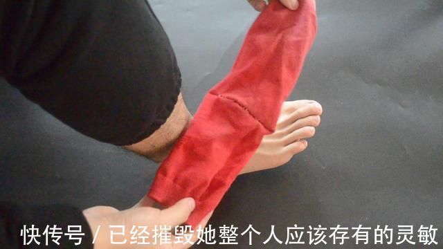 缝纫|穿破的袜子不要扔,简单剪一刀,旧袜子变得和新的一样,太实用了