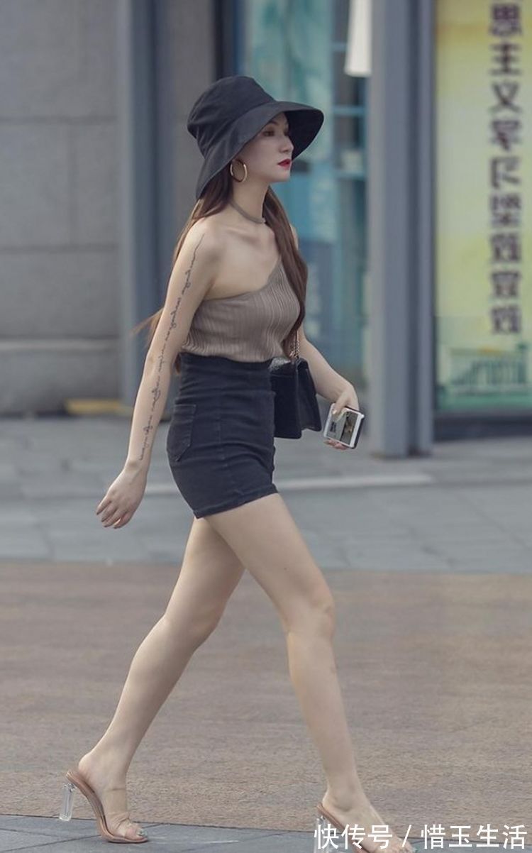 美女|街拍美女休闲装穿搭，活力无限，有一种恋爱的感觉