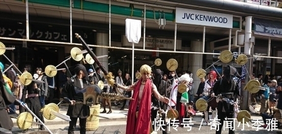 浓妆艳抹|日本街头的姑娘,浓妆艳抹,身上有一种“奇葩”的二次元感觉