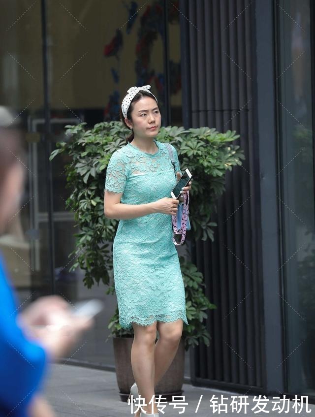 连衣裙|靓丽薄荷绿连衣裙,似湖畔中的小荷,楚楚动人