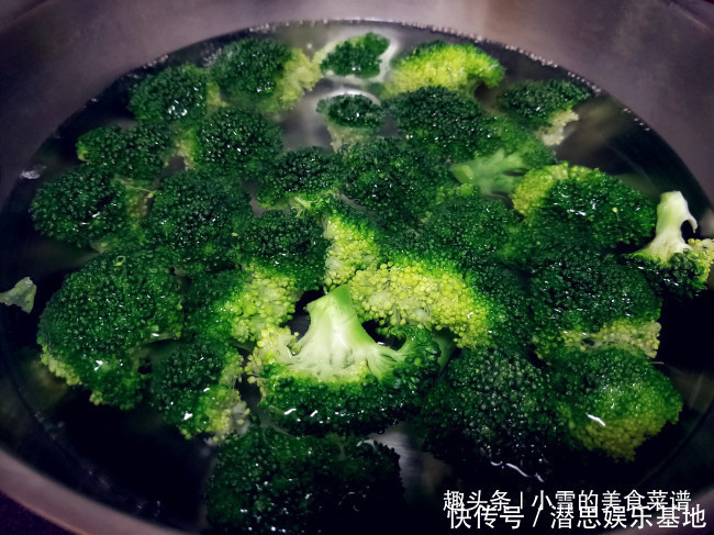 翠绿|清炒西兰花,只需焯水前加入这一步,西兰花色泽翠绿,营养又美味