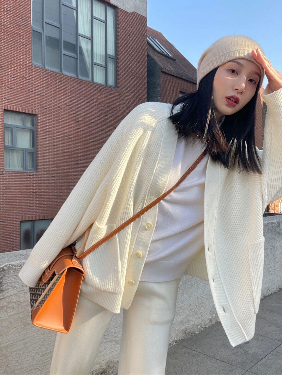 搭配 这才是冬季穿衣的典范,不刻意扮嫩,一件“毛衣”就足够