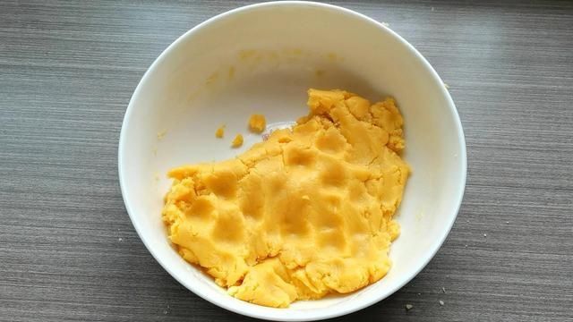 天冷易饿,总想吃点东西,用玉米面做小点心,粗粮细做好吃又营养