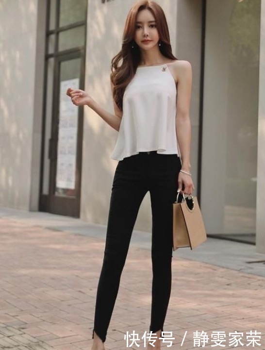 街拍紧致玲珑的紧身打底裤美女,简约不失美感,显露迷人的魅力