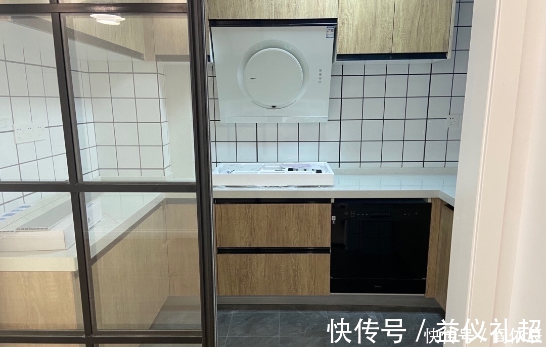 电视柜|越来越多人不做电视墙,看她家,装修不豪华,保洁做完却很漂亮!