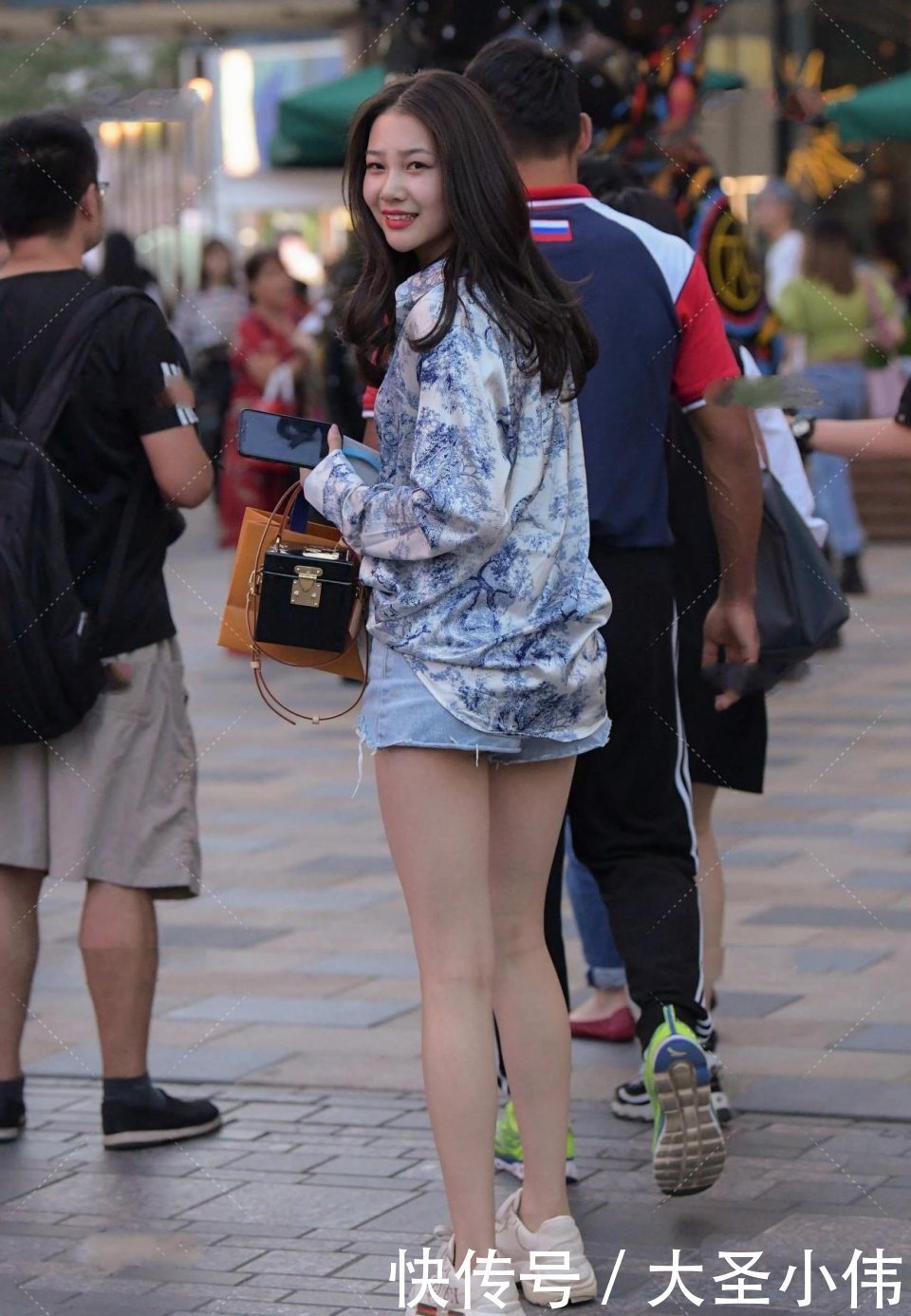 街拍|美女街拍：像背影都这么好看的小姐姐，脸蛋能丑了吗？一看就是大家闺秀