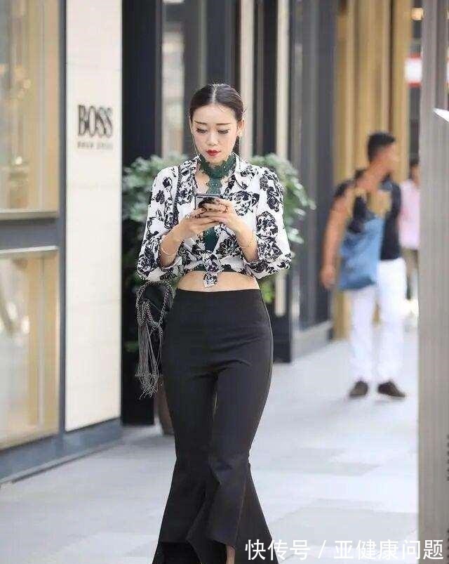 上衣 白色交叉上衣搭配灰色打底裤,舒服又个性,适合走休闲路线的女生!