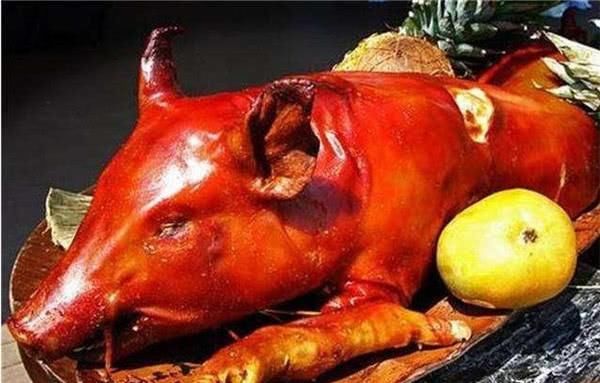 西餐|为什么西餐里的烤乳猪，嘴巴里都要塞一颗苹果？是为了荤素搭配吗