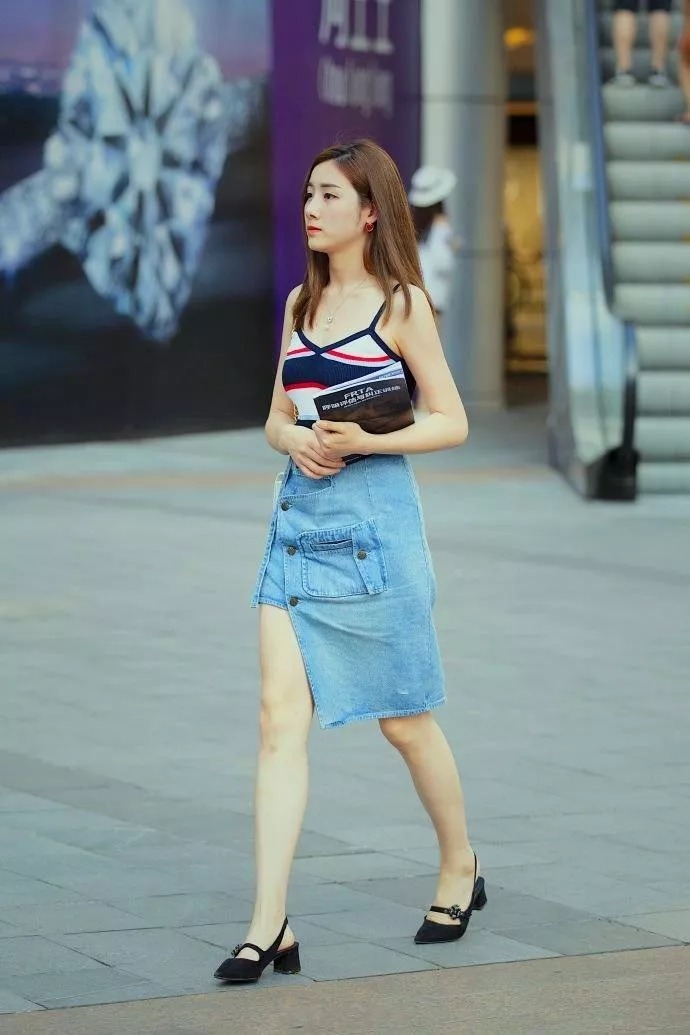 街拍:女生穿搭高跟鞋,优雅时尚又魅力