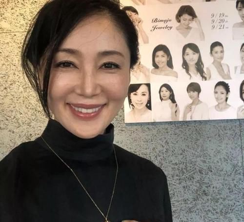 成就|日本53岁阿姨荣获选美冠军,被小24岁男友倒追,这项运动成就了她