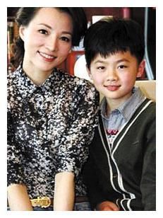 从央视一姐慢慢淡出央视,董卿开启生活模式,被老公宠成公主