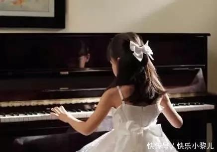 兴趣|女儿百日宴“抓周”,一下抓起“饱腹之物”,妈妈脸红没脸看了