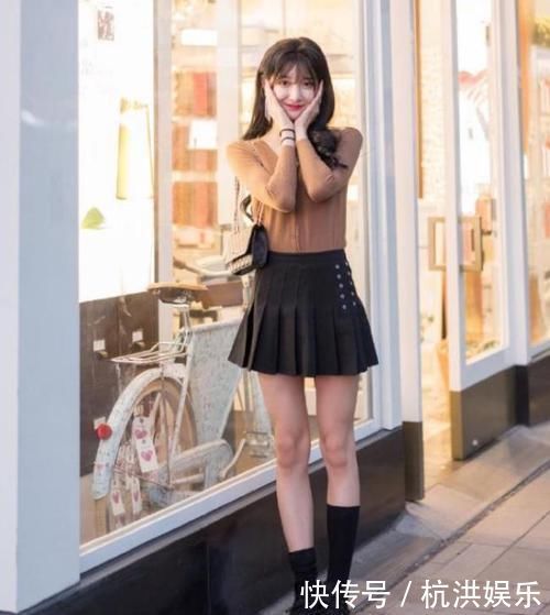 小姐姐|街拍小姐姐短袖衬衫搭配一步裙,简约风格装扮出的自然唯美