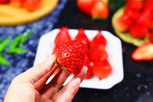 将草莓|清水洗草莓，比没洗还脏，教您2个小妙招，虫卵和污垢自动溜出来