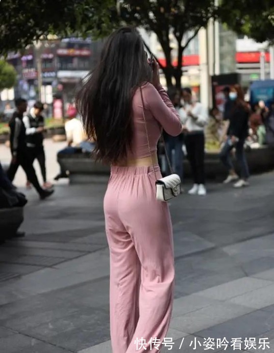 套装 粉色的瑜伽服套装时尚、简洁,搭配高跟鞋走在街上显得优雅迷人