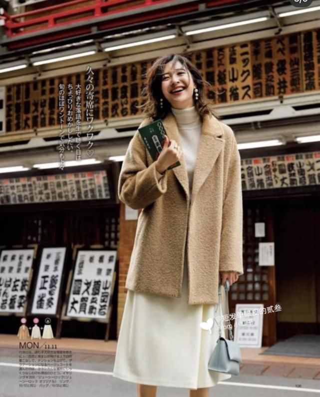 女人过了40岁，穿大衣避免“浅色”坑，这3种深色更显气质