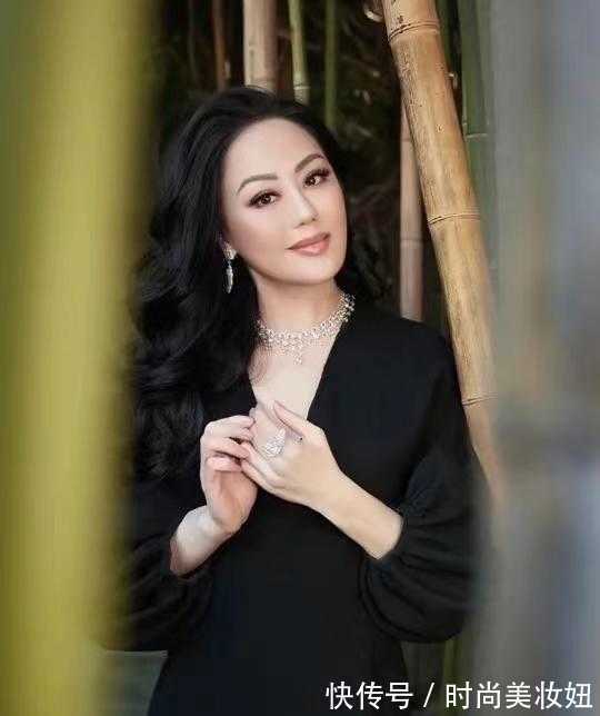 鱼尾裙 58岁章小蕙气质开挂,穿黑色鱼尾裙高雅大方,满满的名媛范