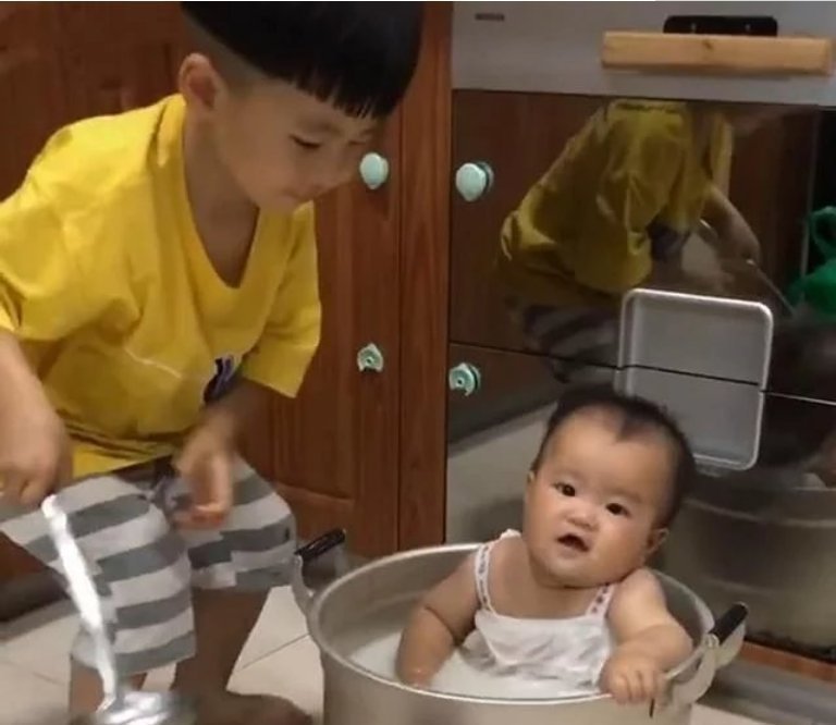 妈妈|妈妈刚离开,哥哥就把弟弟放锅里,回来时“高汤”都熬好了