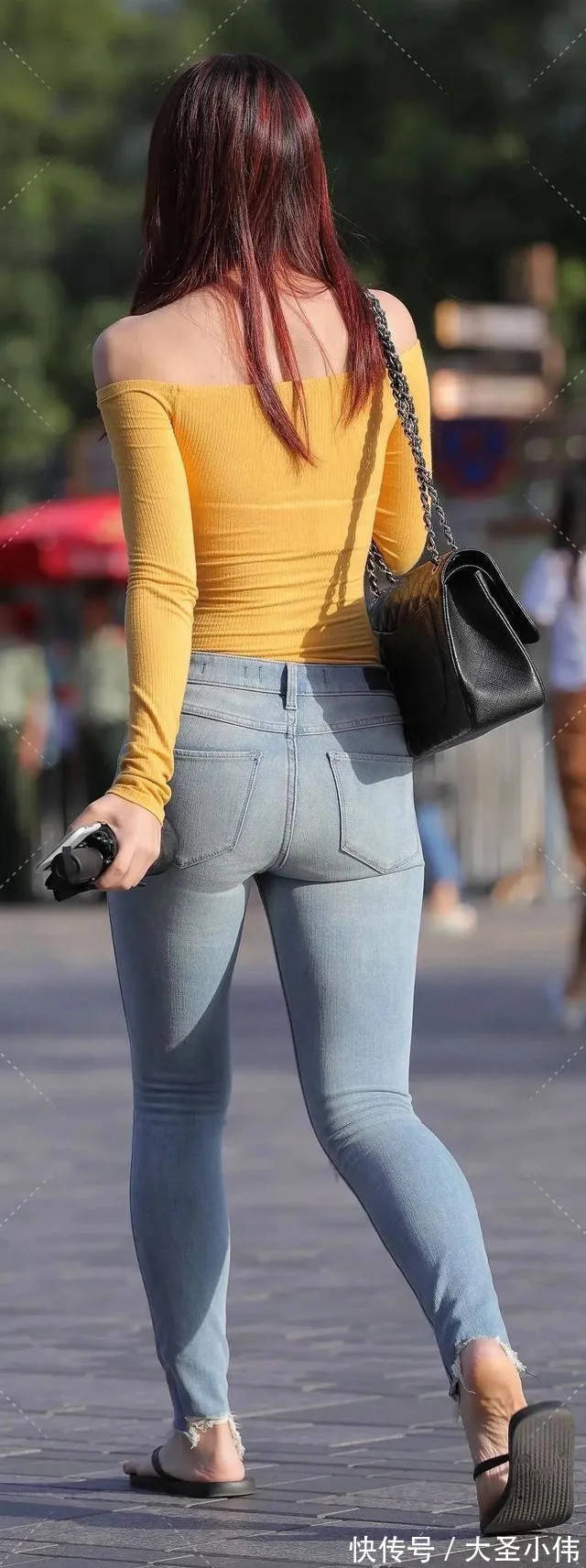 牛仔裤|美女街拍:黄色一字肩长袖上衣,搭配水洗白破洞牛仔裤,简单大方穿出雅致美