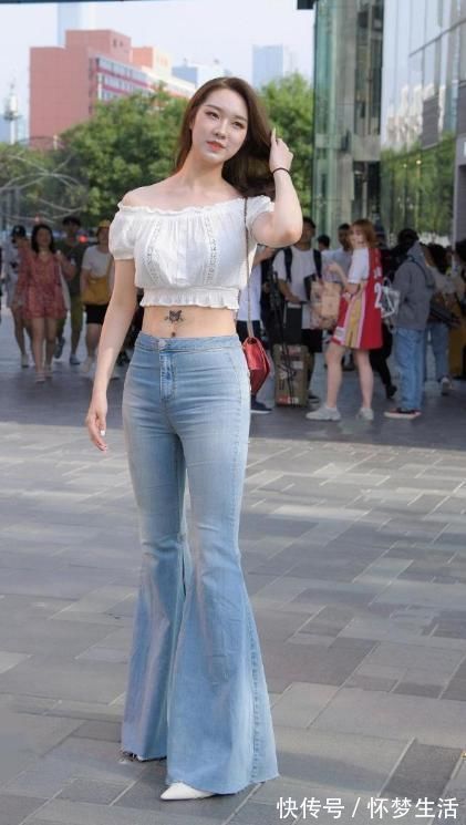 露肩|自信的小姐姐,露肩短上衣配喇叭裤,时髦大方有魅力