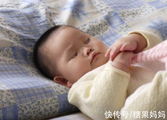 宝妈|反复“揪袜子”的快乐，小宝宝有更深的体会，新手爸妈别嫌烦哦