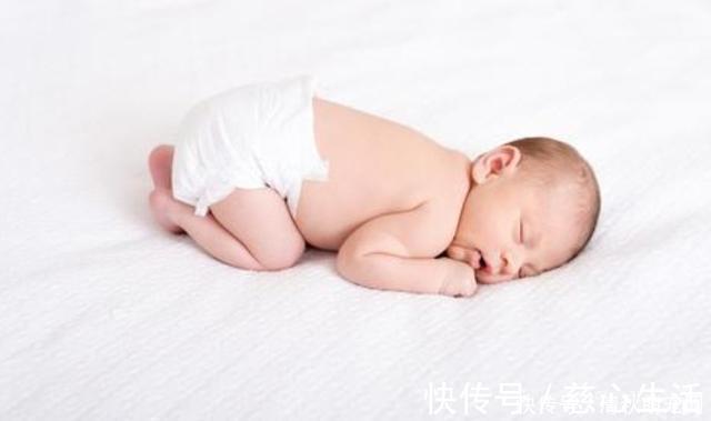 家长|孩子喜欢“跪着”睡觉,该不该纠正?医生:很多家长都错了