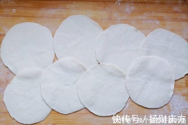 面团|教你做好吃解馋的萝卜粉条素馅饼,皮薄馅大又柔软,凉了也不硬