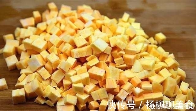 面糊|红薯别再烤着吃了,简单做个红薯饼,外酥里嫩,既是零食也是早餐