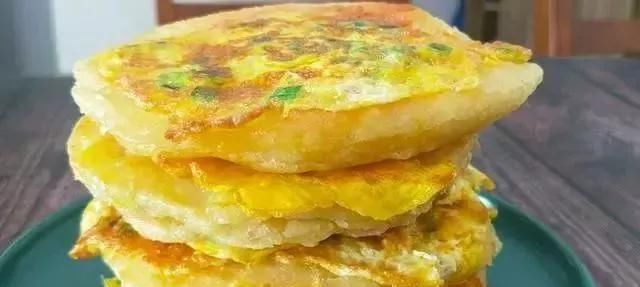 筷子|早餐饼的新吃法，不揉面不擀面，筷子一搅，比包子油条好吃，真香