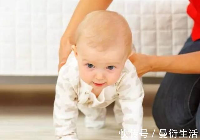 协调性|小婴儿几个月会爬是正常的?家长不必太心急,宝宝学爬有规律