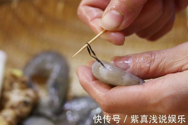 大虾|吃鲜虾，海边渔民的“无水白灼”做法，虾肉细嫩香甜，鲜味不流失