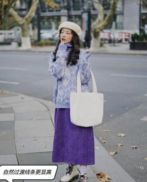 最近火了一种新搭配,叫“袜子+靴子”,显高又拉腿,时髦精必备