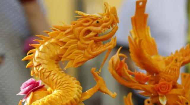 才艺|米其林大厨用芒果雕花,中国大厨不服气上才艺把我的龙端出来