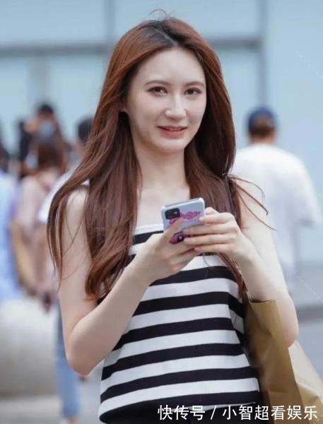 t恤 吊带衫搭高腰牛仔裤,简单又时尚,休闲洒脱显气质